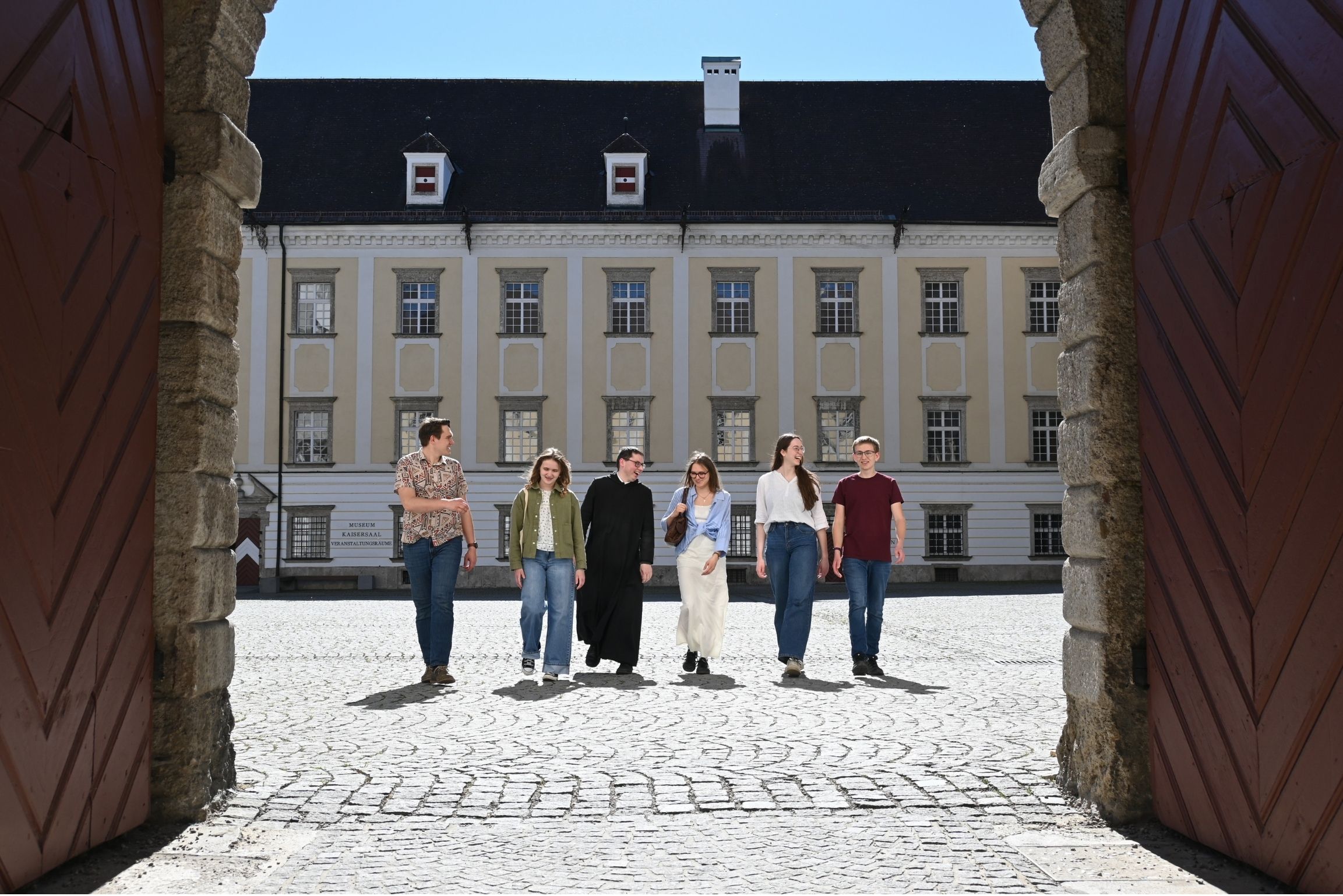 Junge Menschen im Stiftshof von Kremsmünster